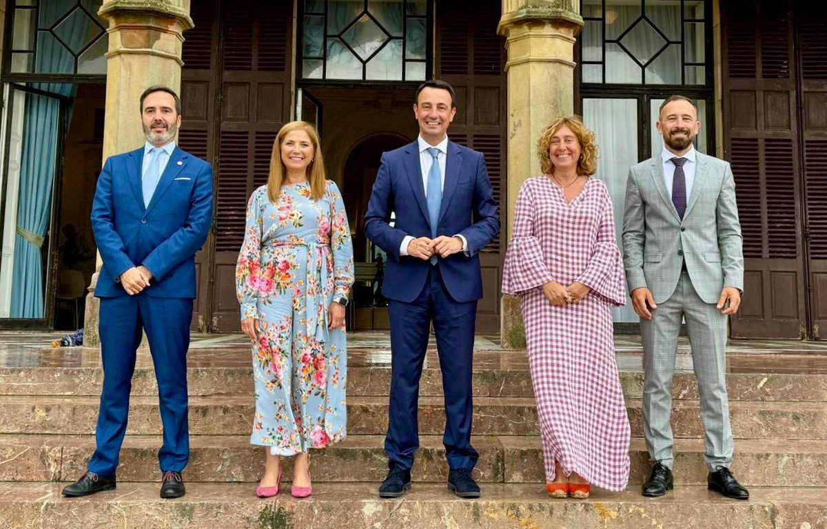 enekoandueza's tweet photo. Vamos a vivir muchos cambios que van a transformar nuestra sociedad de forma muy significativa. 

Los y las socialistas queremos ser partícipes de este proceso para que se traduzca en un mayor bienestar y una mayor justicia social, con una orientación progresista de todo lo que hacemos. 

Nuestro vicelehendakari @TorresVCLHK, las consejeras María Jesús San José y @susanagarc2 y los consejeros @JHurtadoGV y @DenisItxaso, que hoy han participado en el primer Consejo de Gobierno del curso, trabajan desde ya en estos objetivos. 🌹✊

#LaEuskadiDelFuturo