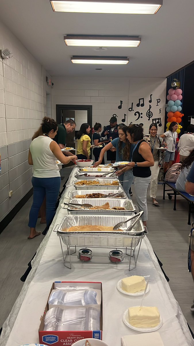 AnaBudds's tweet image. Second day at Oakside welcome back amazing staff! #Peekskill pride