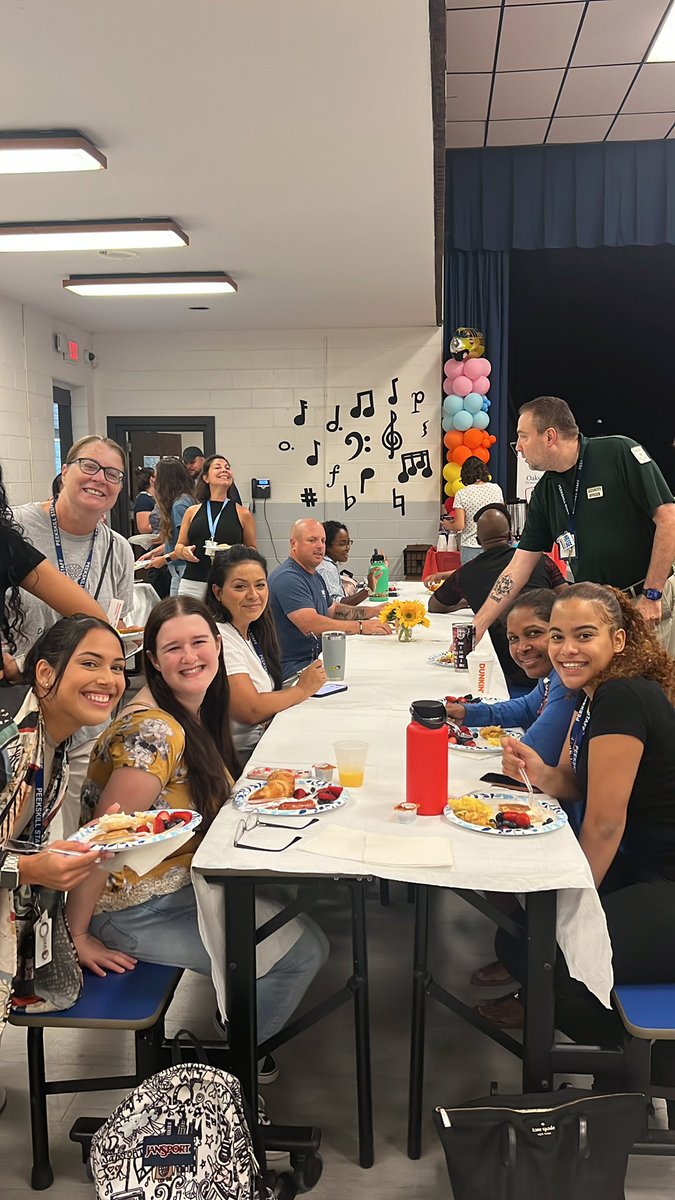 AnaBudds's tweet image. Second day at Oakside welcome back amazing staff! #Peekskill pride