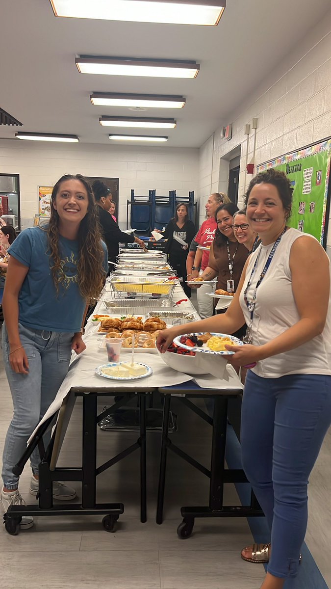 AnaBudds's tweet image. Second day at Oakside welcome back amazing staff! #Peekskill pride