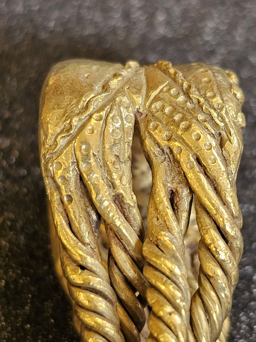 Tess_Machling's tweet image. Massive thankyou to Royal Collections Trust @RCT who granted me free image rights for publication of Needwood Forest torc. 

HUGELY important as torc not examined &amp;amp; few images of it. Latest publication was 1933.

Blog in the next few days... 😊

#Archaeology #Torcs #Gold

📷 @RCT