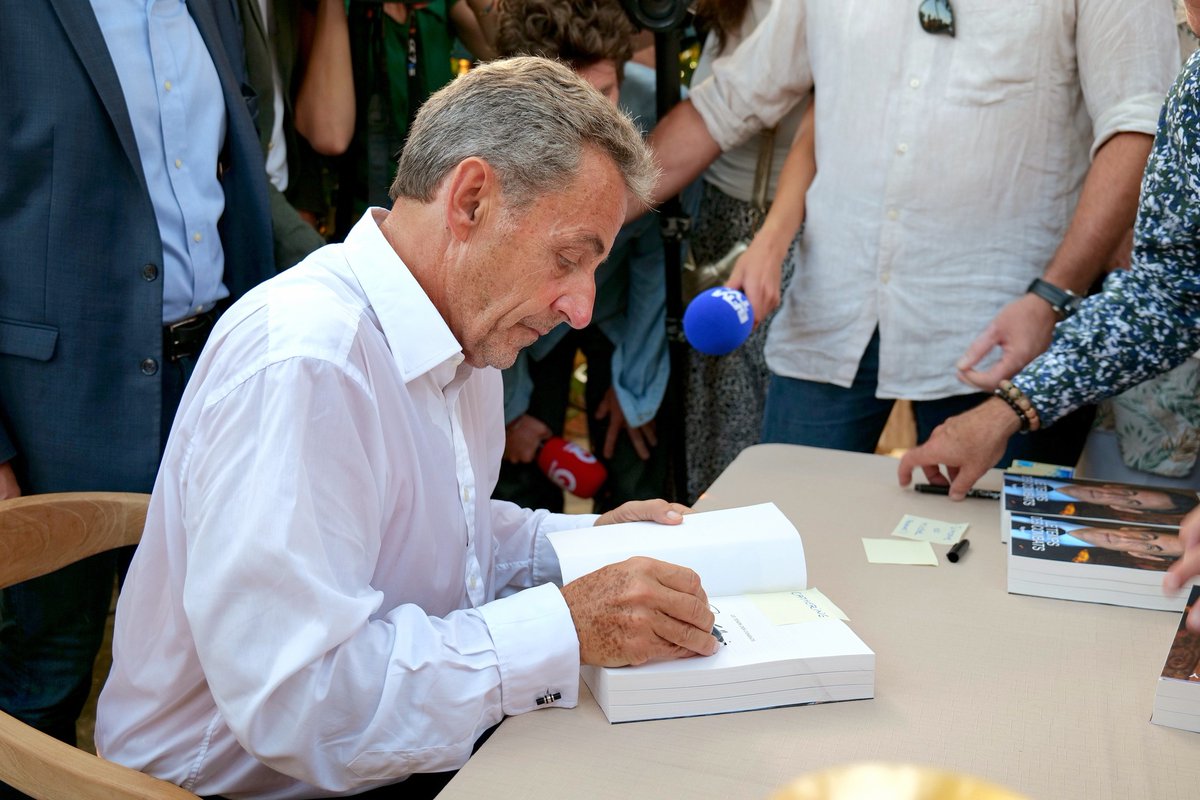 #ACTU | <a href="/NicolasSarkozy/">Nicolas Sarkozy</a> était l'invité exceptionnel de ce dernier rendez vous du "Brusc à livre ouvert" organisé par la ville. Devant un public venu en nombre à la maison du patrimoine, Monsieur le #Président Sarkozy a présenté son livre "Le temps des combats" aux
<a href="/EditionsFayard/">Fayard</a>