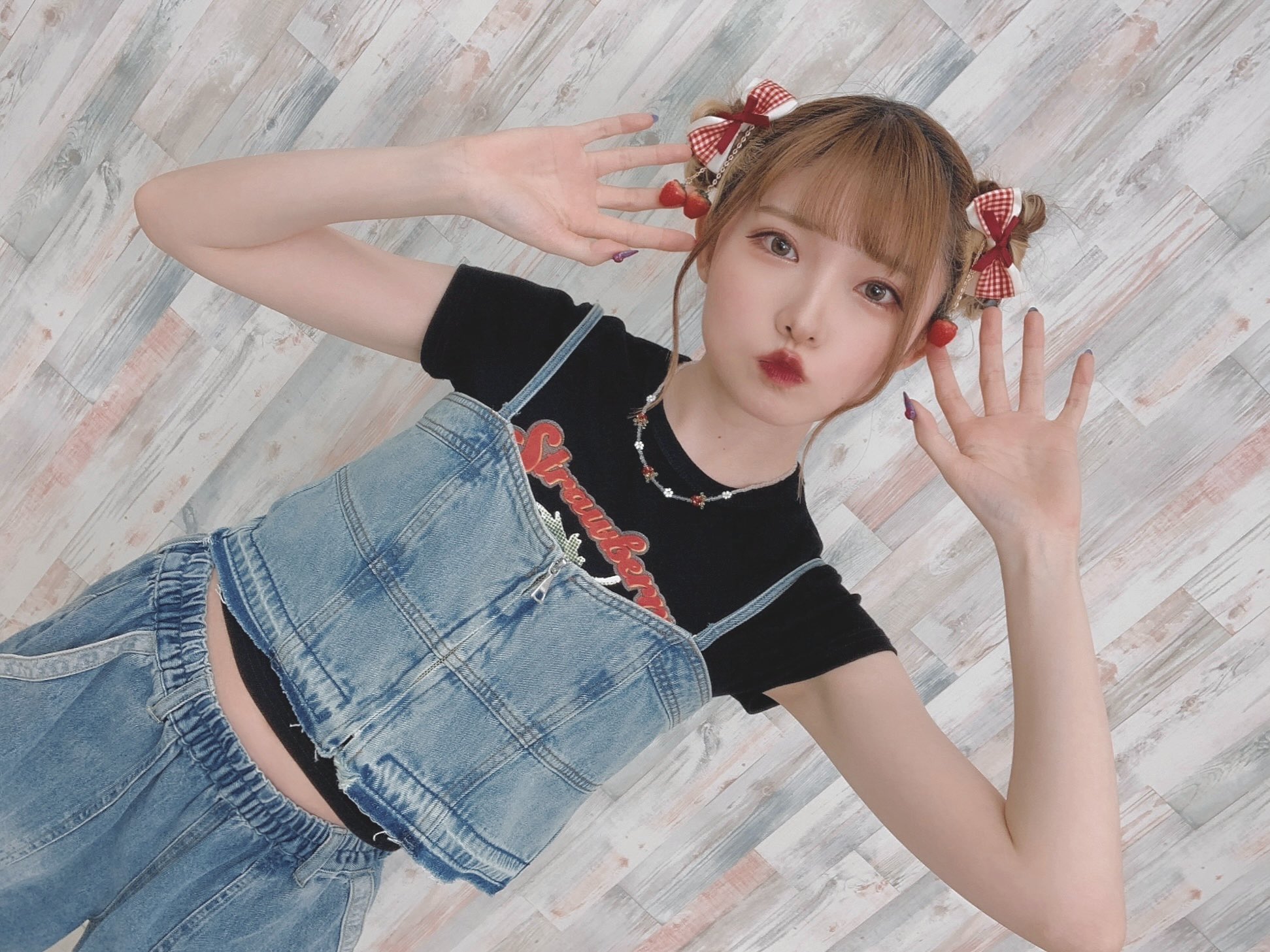 ss学園と転校生の秘密　峯田茉優　ブロマイドサイン入り SS学園と転校生の秘密』グッズ撮影メイキングムービー - YouTube