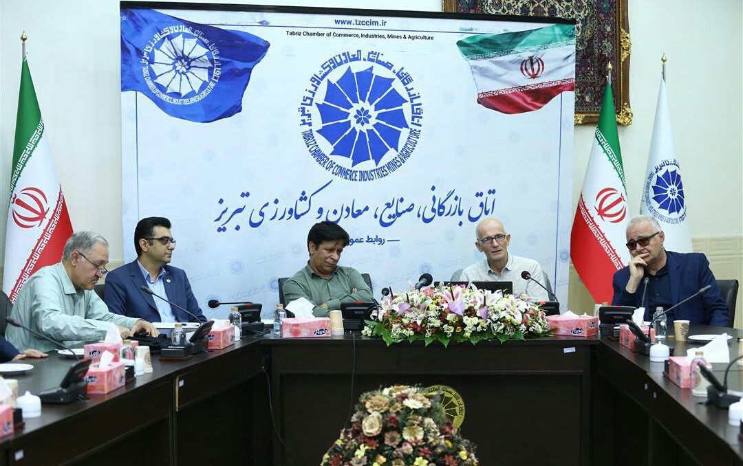 Alidadsahi's tweet photo. 🍀حضور و سخنرانی یکی از اعضای برجسته حزب نهضت آزادی در اتاق بازرگانی تبریز.
💡آقای ژائله، اعضای حزب توده و مجاهدین خلق هم التماس دعا دارن. https://t.co/udcH5JBYVn