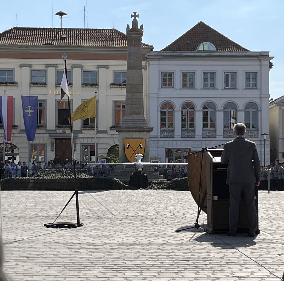 ParachutistDan's tweet photo. Die Soldaten des AufklBtl 6 „Holstein“ beim Bataillons-Appell im Herzen der Stadt Eutin. Alles Gute und Horrido! #vonsechs #heerammeer https://t.co/JWDP4M9Pcv