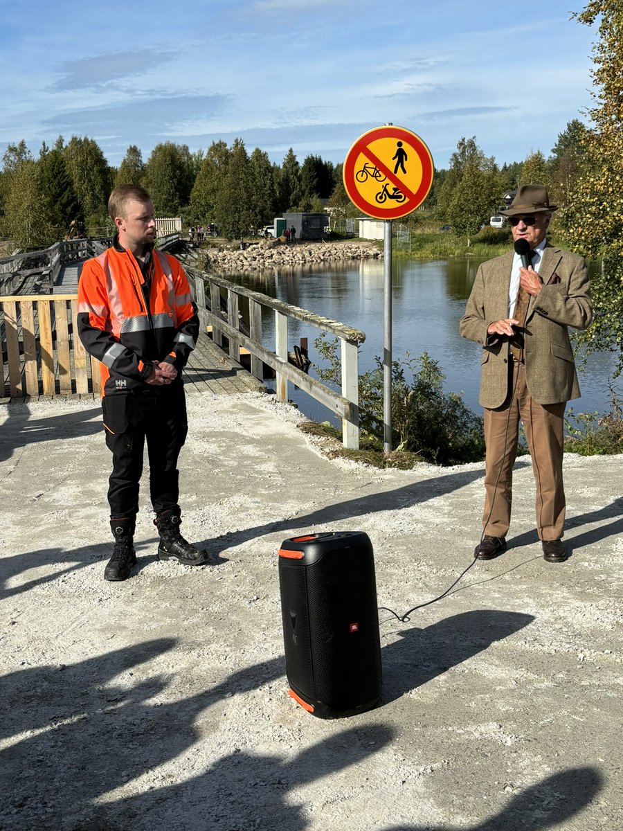 Erikoislaatuisia vieraita #Tengeliönjoki: Ruotsin kuningas
ja ministereitä Portimokoskella! #TRIWALife-hanke #Tengeliönjoenkalatiet toivat heidät vierailulle. Ensimmäinen kahdesta kalatiestä tekeillä. <a href="/SakkeRantala/">Sakke Rantala</a> kuuntelee kuningasta. #pohjolanvoima #PVOVesivoima #kalatiet
