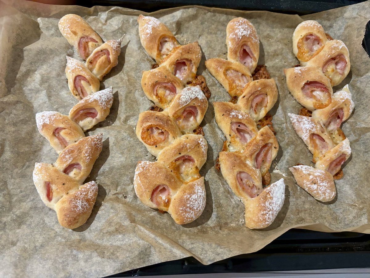 s25x4's tweet photo. ベーグル以外のパン初めて焼いたけど
初めてなのにめちゃくちゃ美味しく出来た💓
ハマりそうパン作り🍞 https://t.co/OXvQ4wFT8O