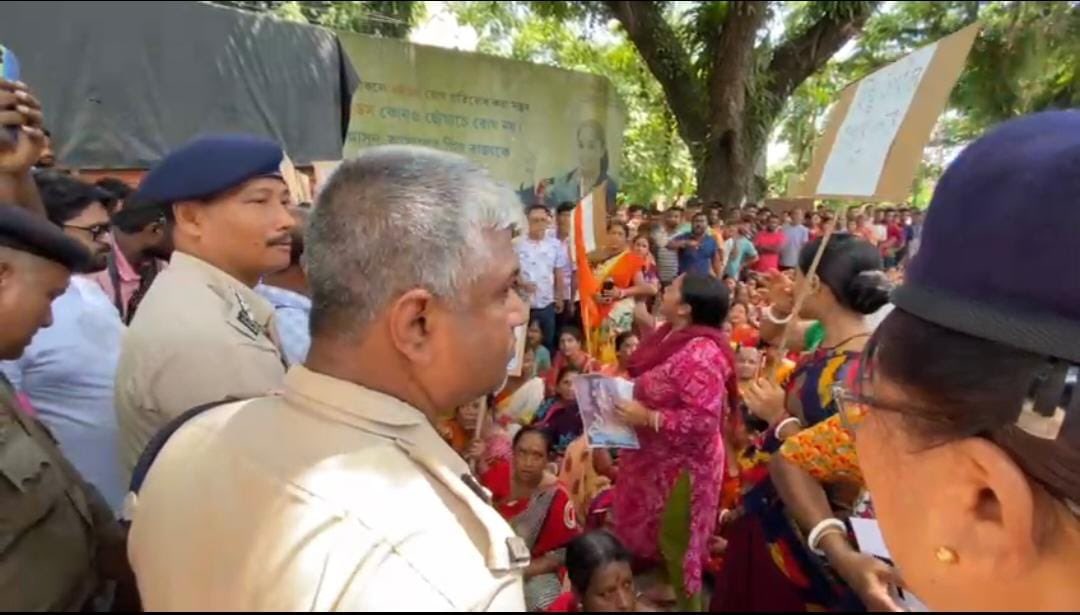 PinakiDas1975's tweet image. Hundreds block NH-8 at Ranirbazar, protesting police detention of five youths linked to the recent vandalism and arson incident at Durganagar. 

Protesters demand immediate release of the youths, amid ongoing communal tensions in the area. 

#Tripura #CommunalViolence #Protest