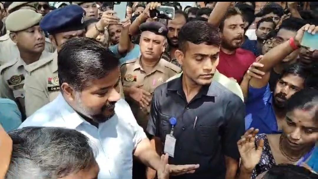 PinakiDas1975's tweet image. Hundreds block NH-8 at Ranirbazar, protesting police detention of five youths linked to the recent vandalism and arson incident at Durganagar. 

Protesters demand immediate release of the youths, amid ongoing communal tensions in the area. 

#Tripura #CommunalViolence #Protest