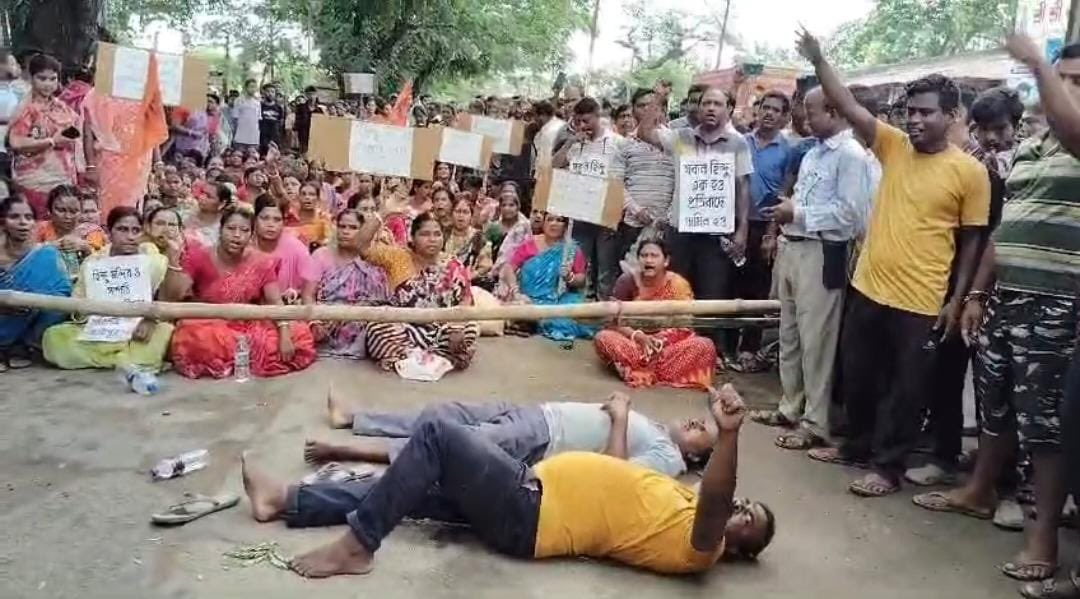 PinakiDas1975's tweet image. Hundreds block NH-8 at Ranirbazar, protesting police detention of five youths linked to the recent vandalism and arson incident at Durganagar. 

Protesters demand immediate release of the youths, amid ongoing communal tensions in the area. 

#Tripura #CommunalViolence #Protest