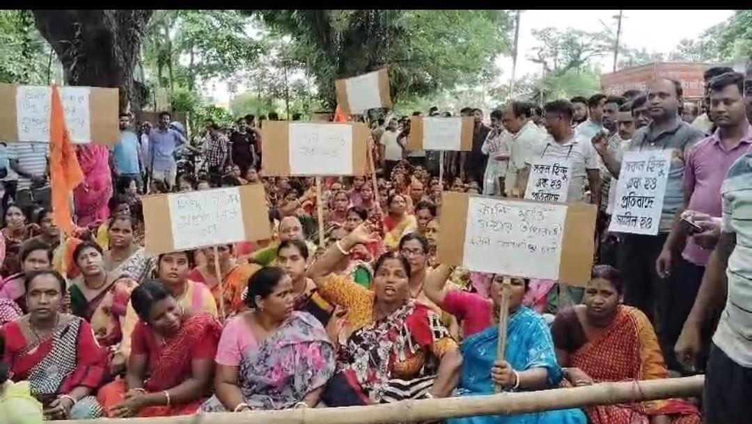 PinakiDas1975's tweet image. Hundreds block NH-8 at Ranirbazar, protesting police detention of five youths linked to the recent vandalism and arson incident at Durganagar. 

Protesters demand immediate release of the youths, amid ongoing communal tensions in the area. 

#Tripura #CommunalViolence #Protest