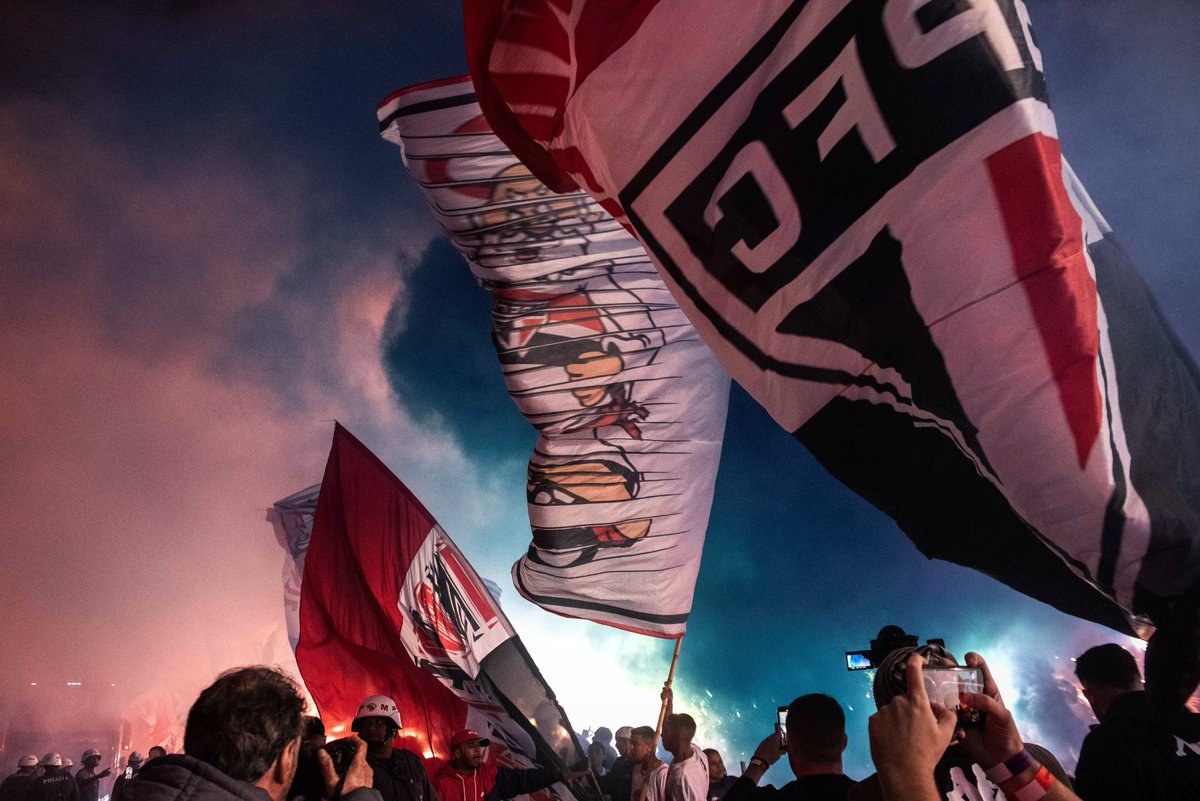 Joaquinlares_'s tweet image. ➤ Apenas cayó rezaron por el
➤ Fueron varias veces al hospital
➤ Al otro partido salieron con una camiseta que decía "Fuerza Izquierdo"
➤ Los recibieron de Azul, Blanco y Rojo
➤ Ayer todos eran "Izquierdo"
➤ Y hoy van a despedir a Juan

GRACIAS ETERNAS @SaoPauloFC ❤️‍🩹