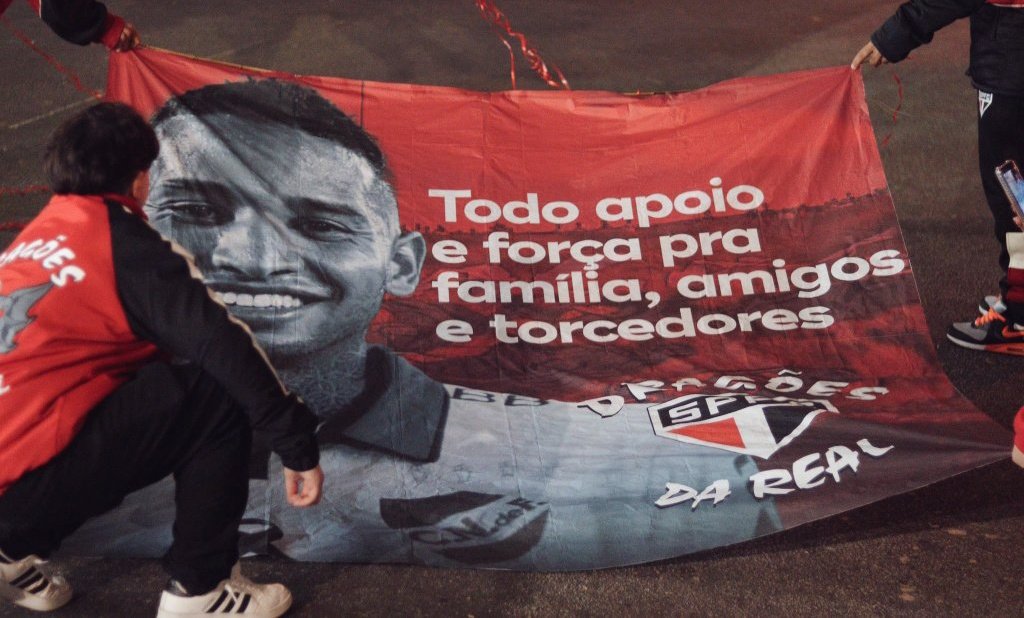 ➤ Apenas cayó rezaron por el
➤ Fueron varias veces al hospital
➤ Al otro partido salieron con una camiseta que decía "Fuerza Izquierdo"
➤ Los recibieron de Azul, Blanco y Rojo
➤ Ayer todos eran "Izquierdo"
➤ Y hoy van a despedir a Juan

GRACIAS ETERNAS <a href="/SaoPauloFC/">São Paulo FC</a> ❤️‍🩹
