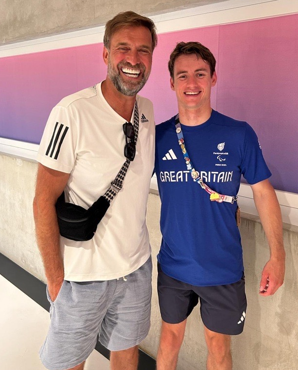 BadmintonEnglnd's tweet photo. Dreams come true ✨  What a day for Rachel who's an avid Liverpool fan. From playing your first Paralympics match to then meeting Liverpool legend Jurgen Klopp! 🤩

Meanwhile Dan kicked off his quest for gold with a 2-0 win 💪

#Paris2024 #Liverpool #Legends https://t.co/BrNZS5Xui8
