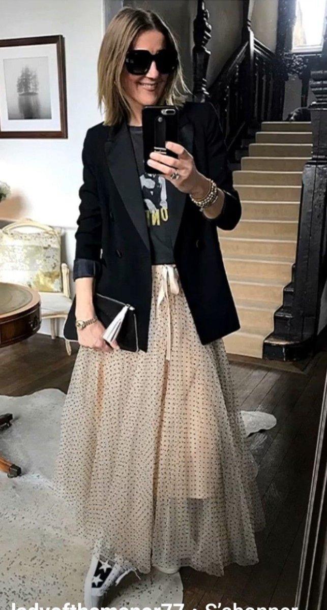 tansimple_moda's tweet photo. 4️⃣ Materiales y Texturas
Buscá telas ligeras pero no tan delgadas. Seda, tul. Aunque no suelo preferir poliéster o viscosa, para cuando hacen menos de 20 grados son textiles que funcionan muy bien. ¿Algo más abrigado? Considerá el terciopelo suave o un encaje con forro. https://t.co/Q2gE8OSFhf
