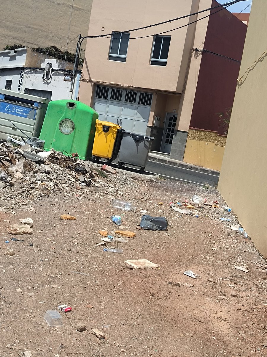 Vito9113's tweet photo. Los vecinos del Lomo Bristol creemos que ya es hora de poner un contenedor más ya que en ÚNICO que hay se llena día si y día también, y se convierte ésto en un vertedero en la calle. @Ayun_Telde  #Telde #basura https://t.co/EerP4jzuKv