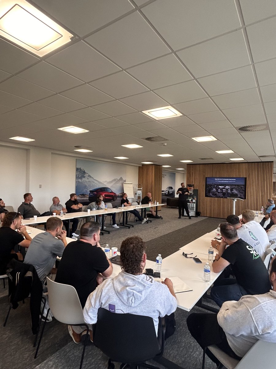 heatableUK's tweet image. We invited some of our installers to the Tesla offices in Birmingham to do some training. 🤝 The Tesla team talked us through the new the Tesla Powerwall 3 battery. 👀

#heatable #heatablesavesenergy #tesla #teslapowerwall @teslaenergy