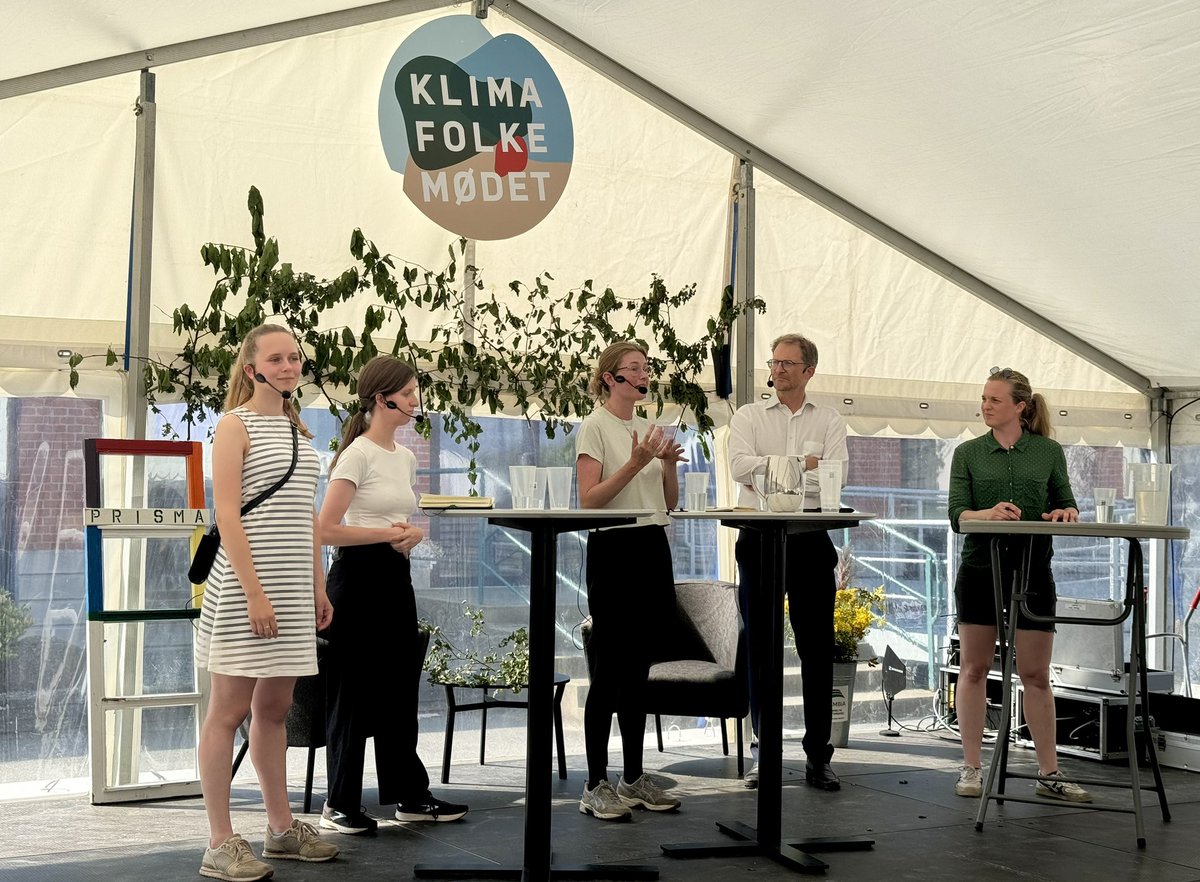 “Den grønne omstilling går for langsomt. Det samme med at få udfaset fossile brændstoffer. Det er stadig for billigt at være sort end grøn. Vi skal ændre mentaliteten om at kunne løse flere kriser på én gang og prioritere den grønne omstilling,” siger <a href="/nadia_g_c/">Nadia Gullestrup</a> ♻️
#eudk #dkgreen