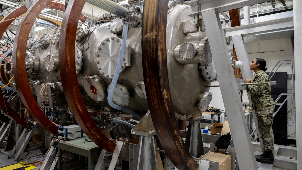 Future Navy leaders got hands-on at NRL! ⚓️
USNA midshipmen interns explored cutting-edge research and gained valuable experience. 

Read more here: nrl.navy.mil/Media/News/Art…

<a href="/USNavy/">U.S. Navy</a> <a href="/NavalAcademy/">U.S. Naval Academy</a> <a href="/USMC/">U.S. Marines</a> 
#NRL #USNA #internship #navy #STEM #futureleaders