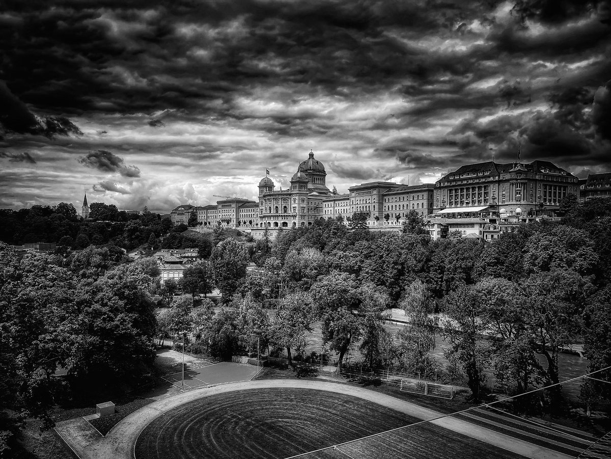EditionStahl's tweet photo. ©️Limited Edition - Bern - Das als «Bundeshaus» bekannte Parlamentsgebäude wurde nach den Plänen des Architekten Hans Wilhelm Auer von 1894 bis 1902 erbaut. Am 1. April 1902 wurde es von der Vereinigten Bundesversammlung feierlich eingeweiht. #photography #art #nft https://t.co/gKrY68oeaP