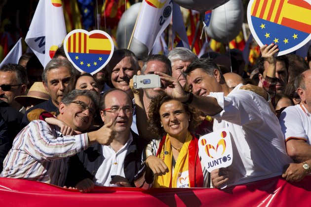 CarladelCarme's tweet photo. Em recorda els cors d SCC, PP, VOX i #CiudaGramos (les manis on anava el PSc) aquells cors d "juntos" (ara "d todos") mentre q t'apunyalen traient-te els drets, robant-te a mans plenes, atacant ta llengua i omplint-nos d "ferias d abril", parracs i "reguetons"
Infame https://t.co/YoIxE744bb