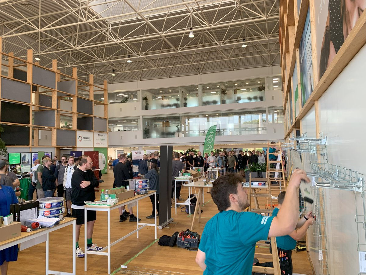 Elektrikerne står for implementeringen af op mod 80 pct. af løsningerne til den grønne omstilling. Men på trods af behovet for mange flere faglærte med grønne tech-kompetencer, er der et fald i ansøgningerne til (cont) spr.ly/l/6016mgzQ4