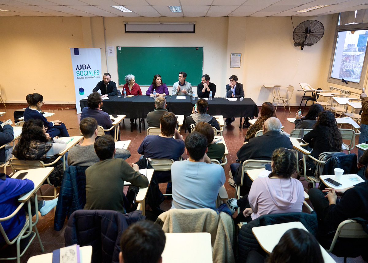wadodecorrido's tweet photo. Hace falta conocimiento, planificación y debate para diseñar el país que las y los argentinos necesitan. Tenemos grandes experiencias de que se pudo construir una Argentina en serio, la última, con Néstor y Cristina. 

Se pudo y se puede. Enriquecedor encuentro en la @ubasociales junto a @marielfmoreno1, @nahuelsosa__, @Mreydo y Ana Arias.