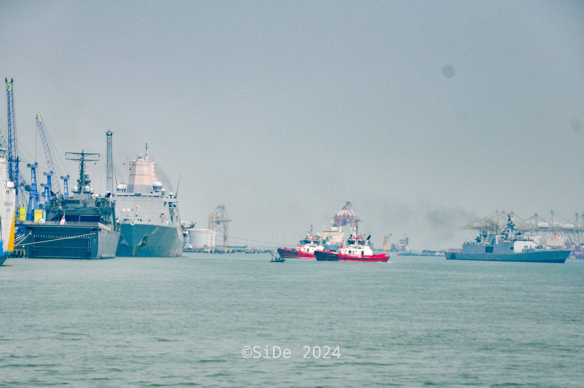 ArSyifaDe's tweet photo. RSS Resolution (208), USS Green Bay (LPD-20), INS Shivalik (F47) at Tanjung Perak Surabaya today (29/08)

@WarshipCam https://t.co/2xgIAmhU3x