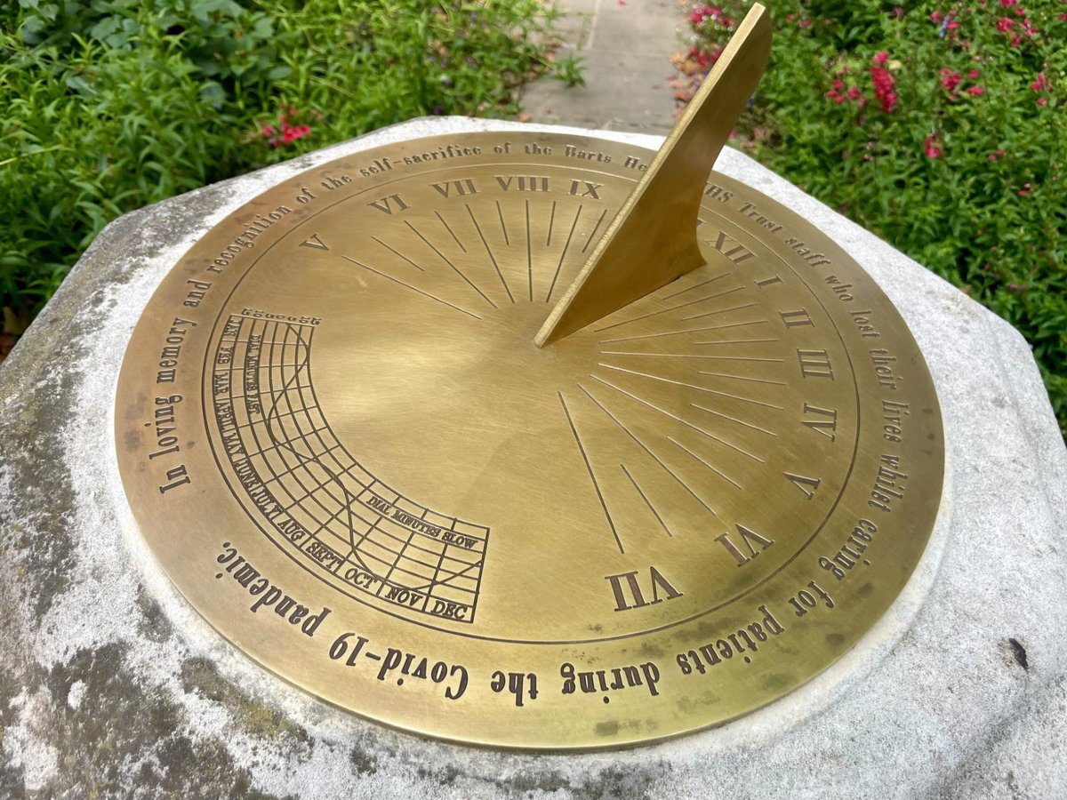 FCityGardens's tweet photo. A beautiful sundial was installed in Postman's Park this week. It is a memorial to the Barts Hospital staff who died during Covid. Next to @WattsMemorial to Heroic Self Sacrifice. @MPGA @CoLCityGdns @cityoflondon @NHSBartsHealth https://t.co/Qf8smxaxGN