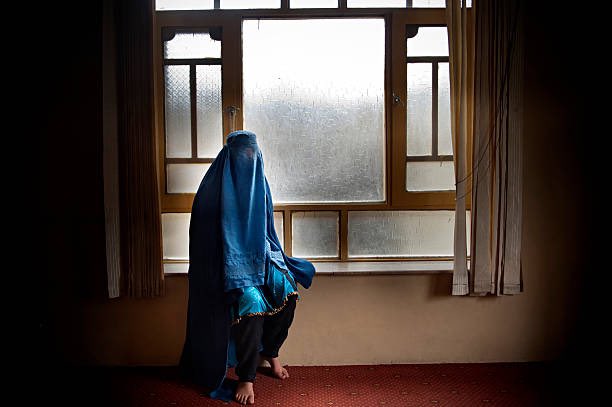 Voilà, c’est fait. 
Le décret des #talibans en #Afghanistan a été promulgué il y a deux jours. Les femmes ne pourront plus parler, chanter ni rire, et elles disparaîtront sous un tchadri/burqa immonde qui grillagera également la vue. 
Fini le rêve de faire des études. Les