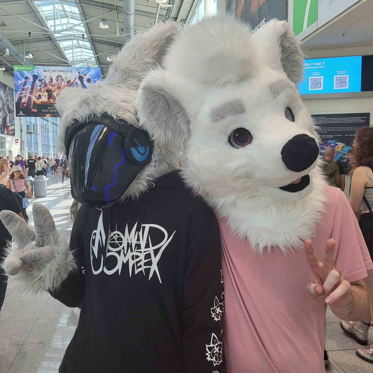 Real_Frkon's tweet photo. I’ve always wanted a fursuit head, but never imagined making one.
At Gamescom, I suited for the first time with my newly made head. I met many furries and non-furries, all of whom were very kind.
If you see me at future cons, say hi!
#FursuitFriday @justAniro and SteffoSpieler https://t.co/y33JHy41z7