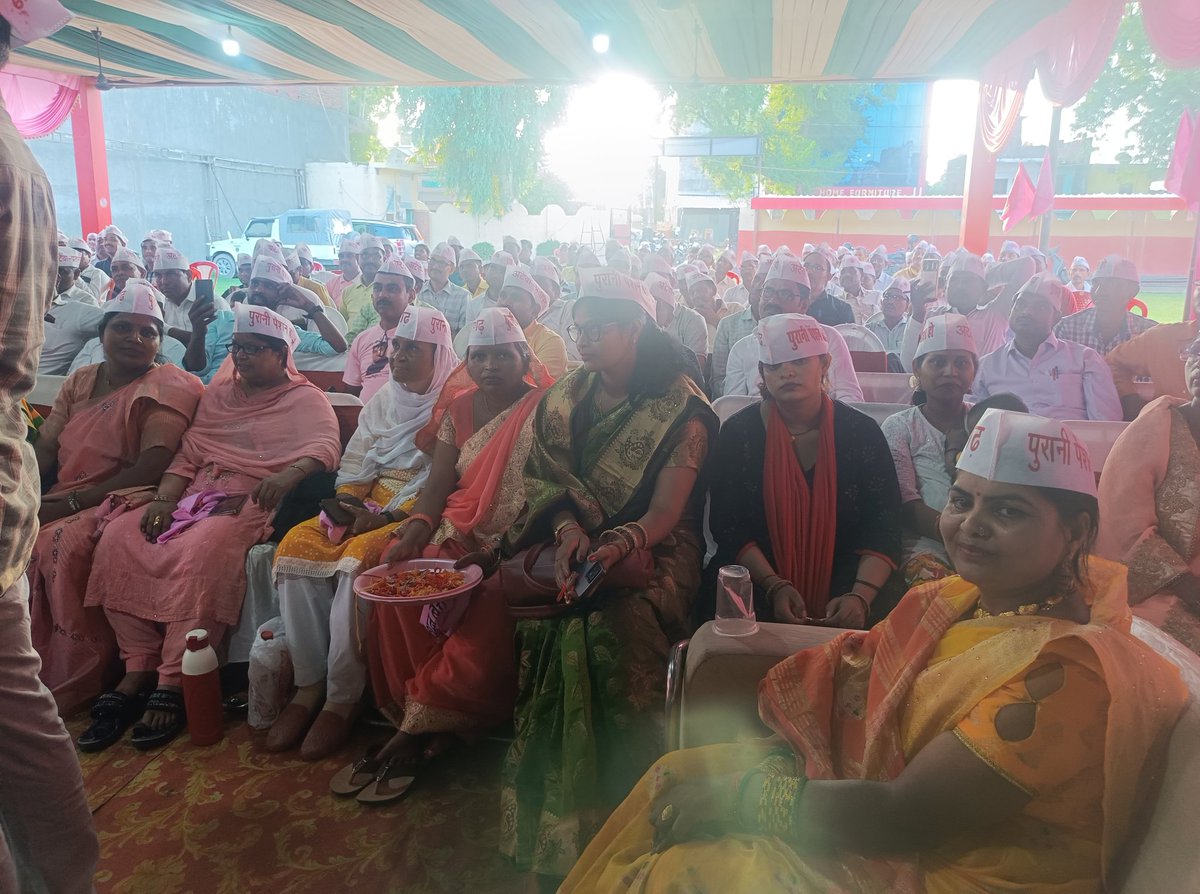 ParvatiVishwak5's tweet photo. देश का भविष्य बनाने वाले राष्ट्रनिर्माता शिक्षकों का ख़ुद का भविष्य (बुढ़ापा)बिना OPS के अंधकारमय है।

#NoNPS_NoUPS_OnlyOPS

@narendramodi  @RahulGandhi @yadavakhilesh  @myogioffice 
@ANI @PTI_News  @bbc @ravishndtv  @ajitanjum @Aamitabh2  @brajeshlive @vijaykbandhu @sthitaGprajn https://t.co/Osvag0zD5V