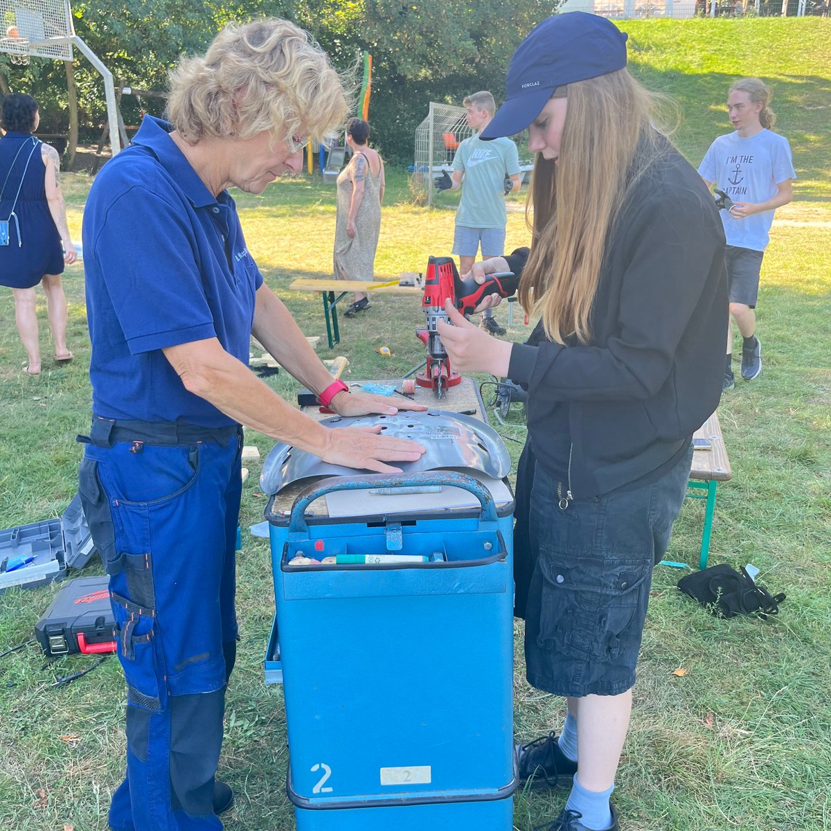 SenBJF's tweet image. Um jungen Menschen #Klimaberufe nahe zu bringen, veranstaltet die @InnungShk auch in diesem Jahr wieder ein #Klimacamp. Auf der #Sommertour schaut heute Staatssekretärin Christina Henke vorbei und lässt sich die selbst gebauten Elektro-Karts und Balkonkraftwerke zeigen. 1