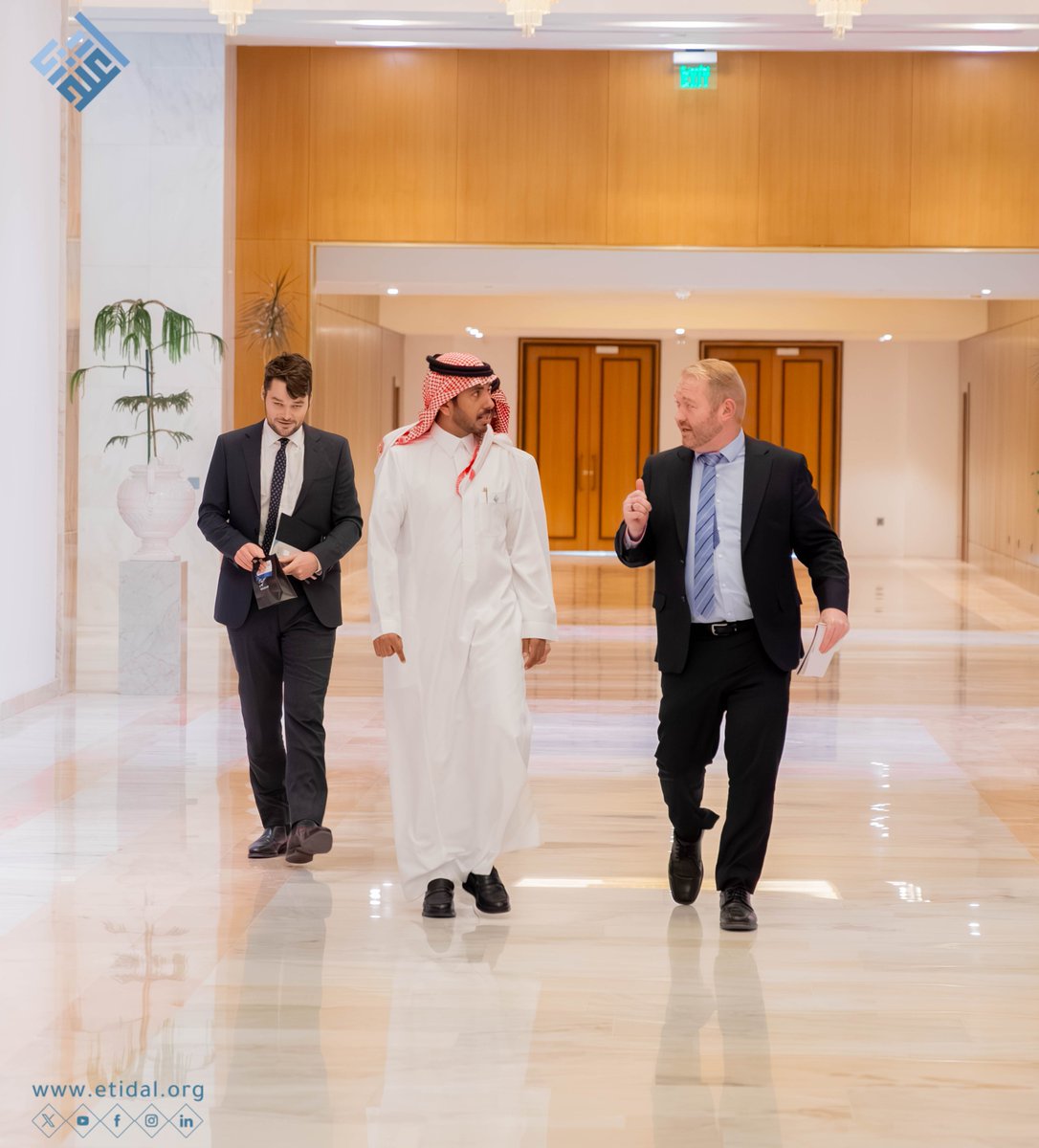 etidal_FR's tweet photo. Son Excellence le Secrétaire général du Centre mondial de combattre l'idéologie extrémiste (Etidal), Dr. Mansour Al-Shammari, reçoit M. Greg Lewis, chargé d’affaires de l’ambassade de Nouvelle-Zélande en Arabie saoudite. Les thèmes d’intérêt commun dans la lutte contre l’idéologie extrémiste ont été abordés lors de la réception.