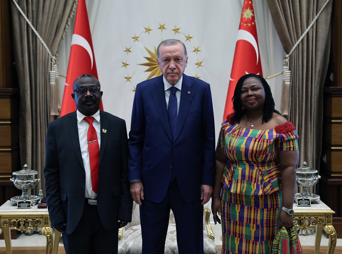 Cumhurbaşkanımız <a href="/RTErdogan/">Recep Tayyip Erdoğan</a>, Gana Büyükelçisi Nicholas Peter Andoh’u Cumhurbaşkanlığı Külliyesinde kabul etti. 

Kabulde Büyükelçi Andoh, Cumhurbaşkanımız Erdoğan’a güven mektubunu sundu.