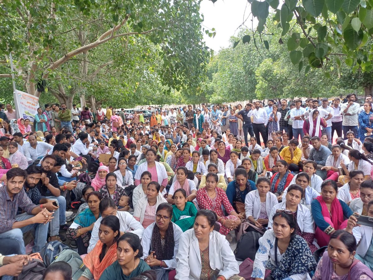 ChoSitapur47817's tweet photo. गाइडलाइन के अनुसार यूपी सामुदायिक स्वास्थ्य अधिकारियों को 4800 grade pay पे नियमित करो  @aajtak @ABPNews 
@ndtvindia @bstvlive
@Republic_Bharat #CHO_MLHsP_4800_grade_pay @PMOIndia  @MoHFW_INDIA @myogioffice @PMOIndia  @BJP4India @RahulGandhi @myogiadityanath
@brajeshpathakup https://t.co/ZaHaZWi7UU