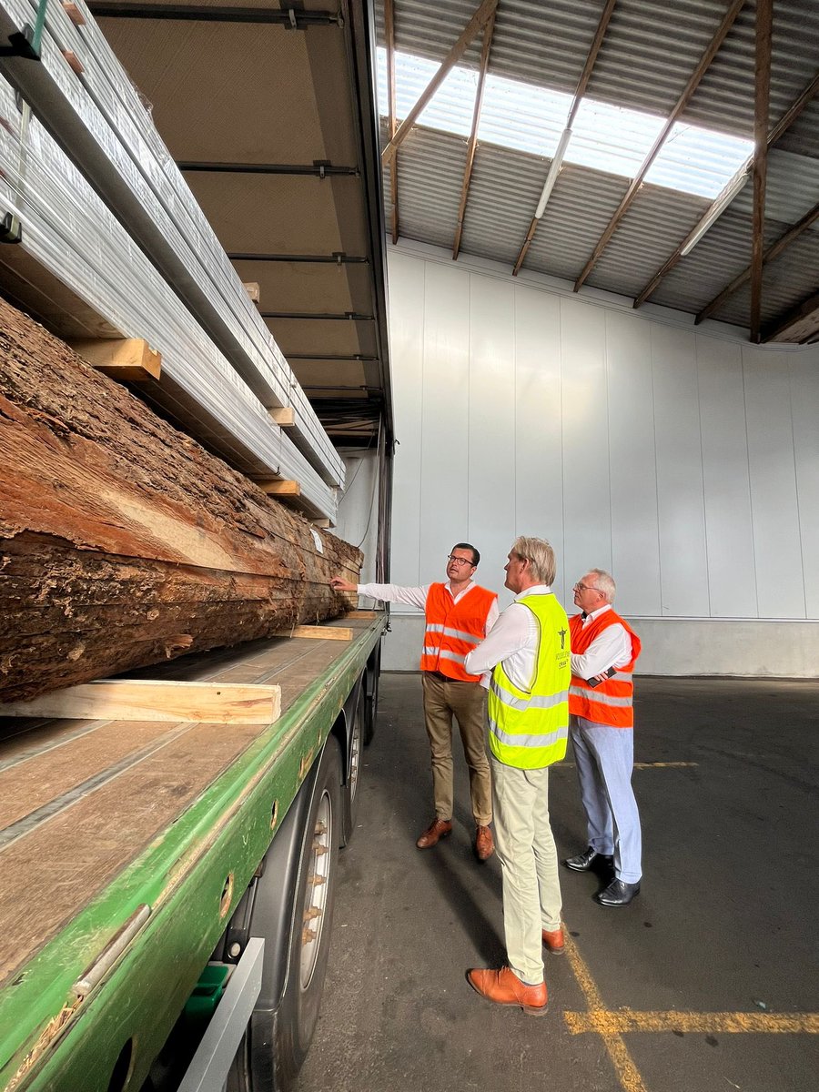 JasperPillen's tweet photo. Op bezoek bij #CRAS in #Waregem. Familiebedrijf dat én import van hout én verwerking van dat hout én productie en export van afgewerkte houtproducten doet. 

Tijdens bezoek interessant gesprek over de wetgevende uitdagingen met CEO en met vertegenwoordiger @Fedustria. #MadeInWVL https://t.co/DG5nukXWtV