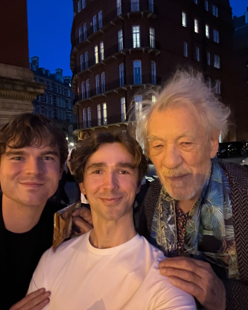Dvořák, Suk a... Gandalf? Magneto!? Aneb když se vám splní sen, který jste se ani neodvážili mít 🤍 Na <a href="/CzechPhil/">Czech Philharmonic</a> na <a href="/bbcproms/">BBC Proms</a> do Royal Albert Hall dorazil i Sir Ian McKellen a jak vás asi nepřekvapí, je neuvěřitelně milej i osobně ☺️🧙🏻‍♂️ A prošli jsme! 😁