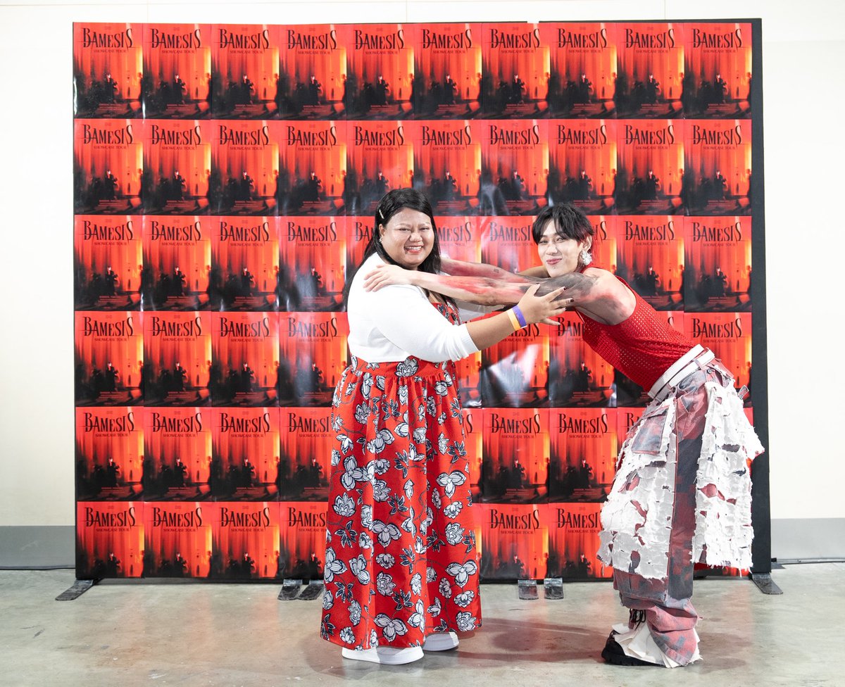 เมื่อลูกบอกว่าคุณแม่เดี๋ยวเสื้อคุณแม่เลอะ (น้องไม่กล้ากอด) เดี๋ยวเรามากอดแบบนี้กันครับ อ่ะเราก็ตามใจลูกไป รูปที่ได้นั้นนนนนน 

ปล. ถ่ายเสร็จเดินออกมาแบบงงๆ เลอะก็เลอะสิไม่เห็นเป็นไรเลย แต่ไม่ทันแล้ว🤣

<a href="/BamBam1A/">BamBam</a> 
#BamBam