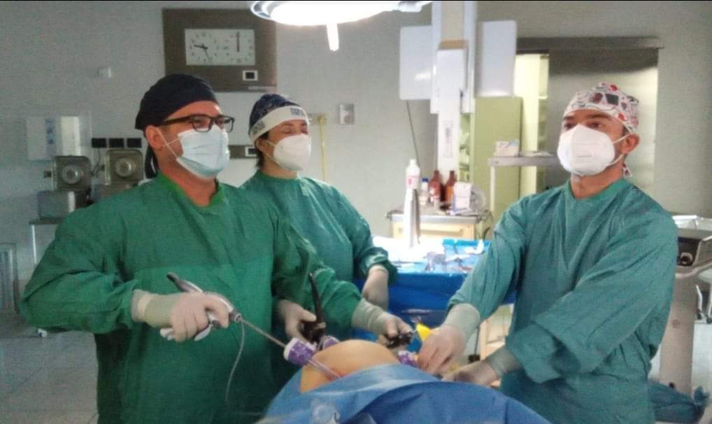 HFP_matanzas's tweet photo. #HFP |• El médico cubano que labora en el Hospital de Melito di Porto Salvo, Dr Norkis Alonso Domínguez, Especialista en Cirugía General, junto a sus colegas italianos realizando una cirugía laparoscópica a un paciente. #cubaitalia 🇨🇺🇮🇹 #CubaCoopera #MatanzasporlaSalud https://t.co/9AgNOiEQNZ