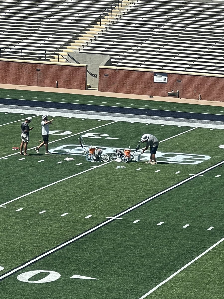 It’s not the Pretty Littlest Stadium in America for no reason!  <a href="/GASouthern_Turf/">Joe Stumpo</a>  and crew getting the battlefield ready for Saturday!

#GATA