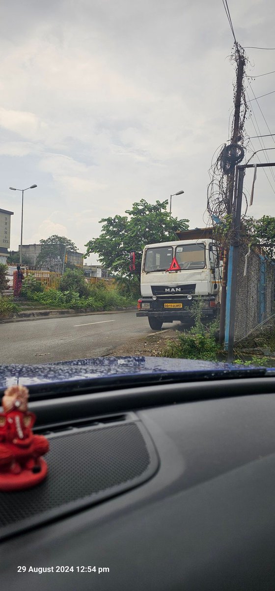 SukantMeher's tweet photo. @SpSambalpur @SMC_Sambalpur @DmSambalpur 
Requesting the administration to remove the unauthorised parked heavy vehicles from the service road. Due to it turnings are becoming blind and accidents happening. Today also an accident occured and the bike rider got injured severly. https://t.co/s4HmNWKlYx