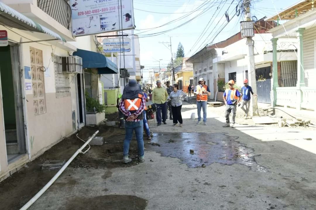 Estuvimos junto a una representación de la Comisión Presidencial de Apoyo al Desarrollo Provincial, supervisando los trabajos de remozamiento de la calle Benito Monción, en el que se incluye, el embellecimiento de las casas que son patrimonio cultural, adoquines y el cableado.