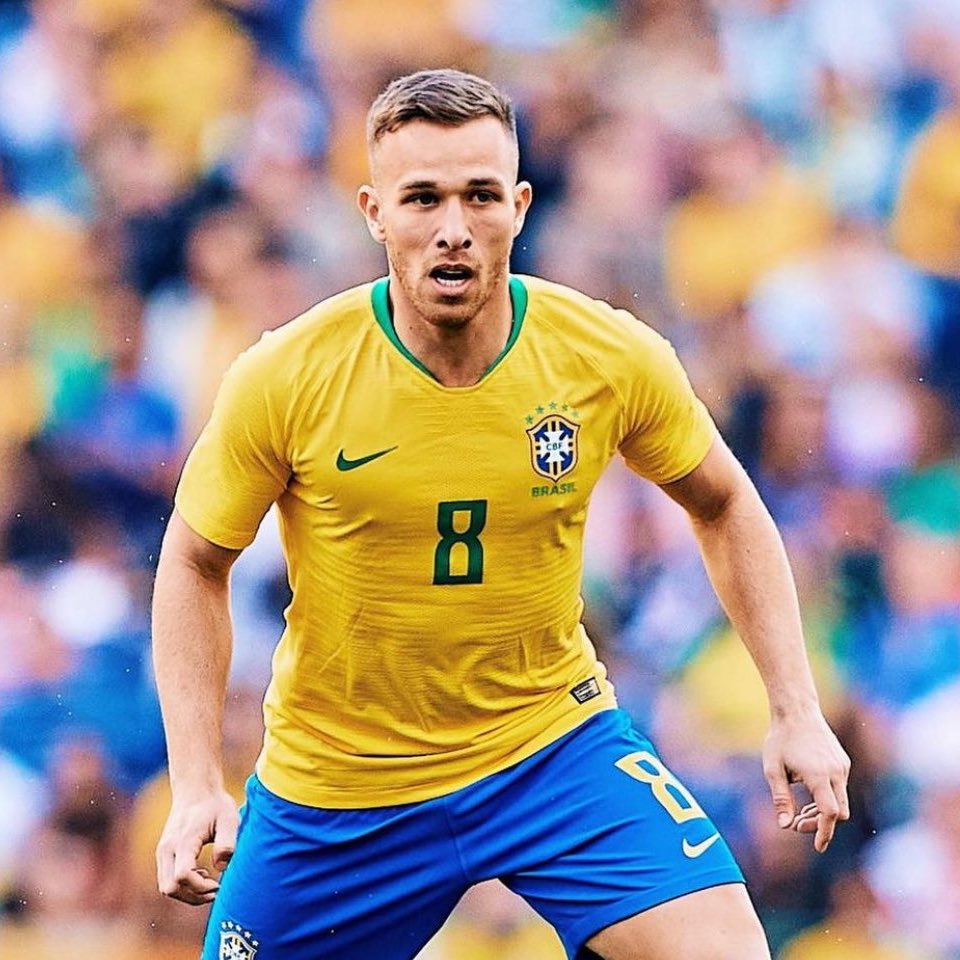 FabrizioRomano's tweet photo. 🚨🔵 Napoli have sent an official bid for Arthur Melo as Billy Gilmour deal is not advancing due to Brighton plans after O’Riley injury.

Napoli and Juventus are negotiating on straight loan for Arthur with salary shared. https://t.co/cqJbSabGVK