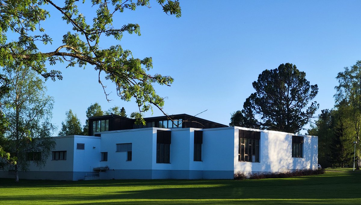 Tänään oli <a href="/alajarvikaup/">Alajärven kaupunki</a>  hienot Alvar Aalto-viikon etkot, kun kuuntelin kotona laulajien harjoituksia huomisia avajaisia varten. Tuleva viikko on täynnä hienoja tapahtumia. Kulttuuri on myös keskeinen osa Kraatterijärvi Geoparkia. #aaltokeskus #alvaraalto #kraatterijarvigeopark