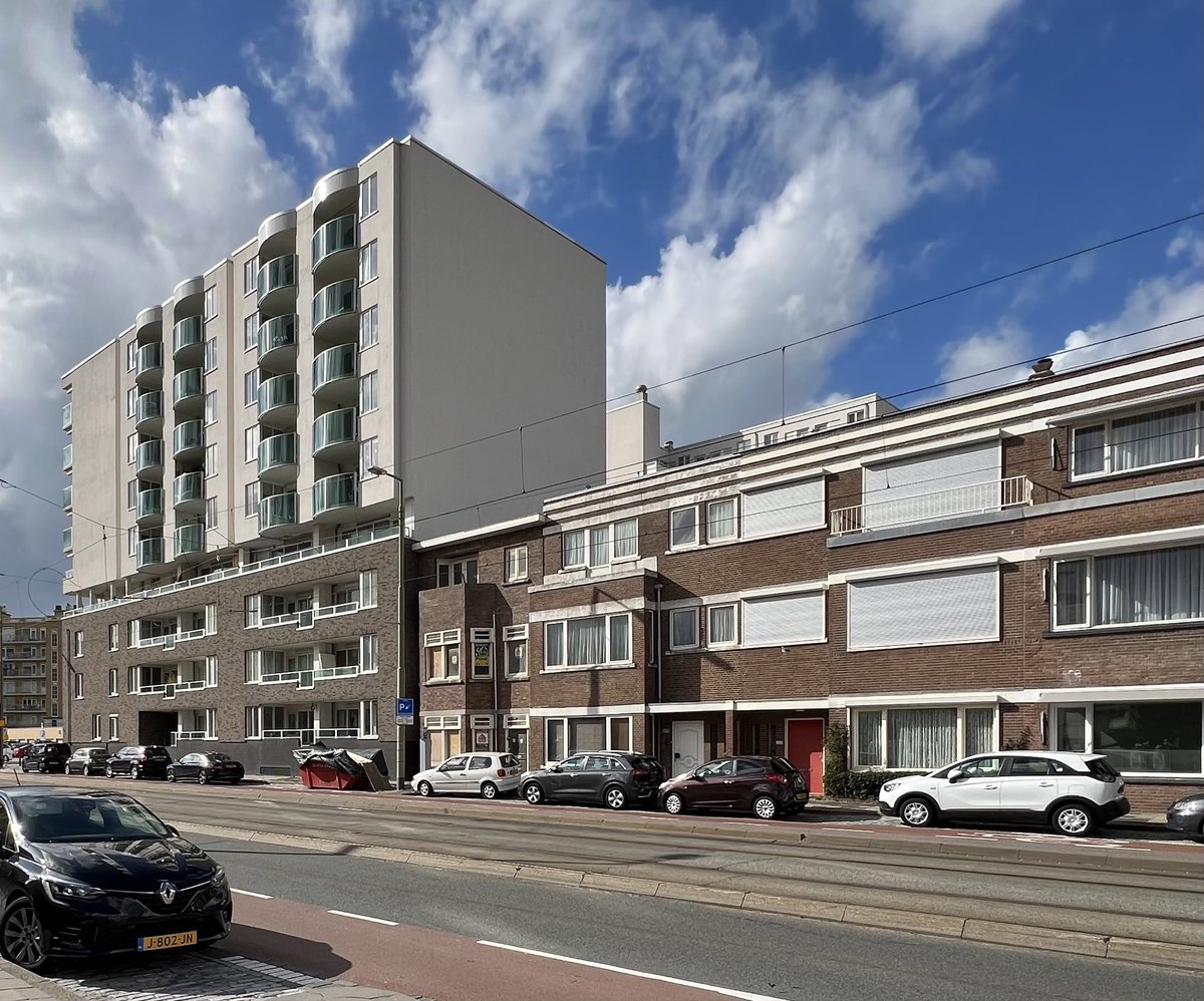 Bestemmingsplan Gevers Deynootweg star 35 meter plus NAP toe. Ook bij de portiekwoningen en eengezinswoningen. Nu komt er een ENORME dakopbouw -nieuwbouw waar de oude gevel voor blijft staan…