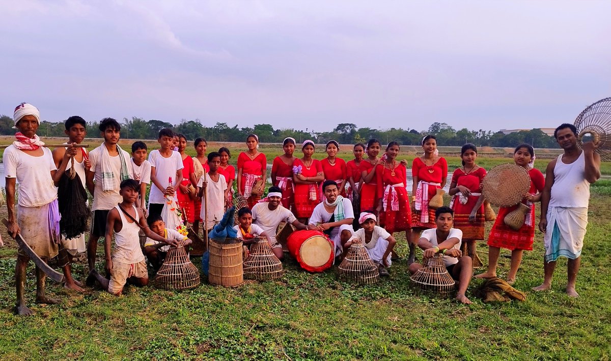 AknOther's tweet photo. @idr_online @MitraJahnabi The complete fishing industry of Assam belonged to and was dominated by our aboriginal #Kaibarta-#Jalkeot (#কৈৱৰ্ত-#জালকেওট)(#কৈৱৰ্ত্ত) community. The whole revenue that the British received &amp; other kings was dominated by the fishing industry of our "Kaibarta-Jalkeot" people. https://t.co/KAX5DxKqqI