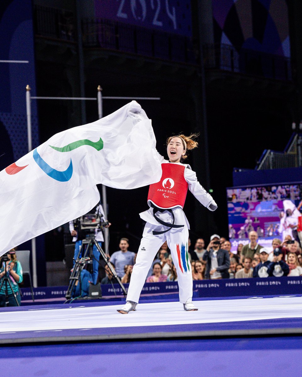 Paris2024's tweet photo. From fleeing her country to winning the first-ever Paralympic medal for the Refugee Paralympic Team, it's the inspiring story of Zakia Khudadadi 🥹✨
-
De sa fuite vers la France à remporter la première médaille paralympique pour l'équipe paralympique des réfugiés, c'est l'histoire inspirante de Zakia Khudadadi 🤩✨

#Paris2024