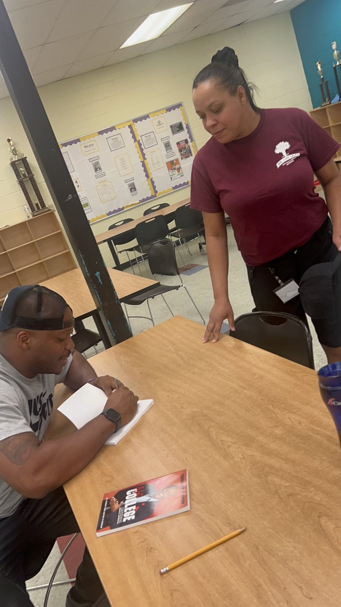 terrance_tuck's tweet image. I’m always excited when I get the opportunity to connect with @coachkellyofficial and the Empower to win family! It was a humbling experience to have so many Cadets from Wil Lou Gray Opportunity school excited to receive a copy of my book “Not College Material.” #TuckProject