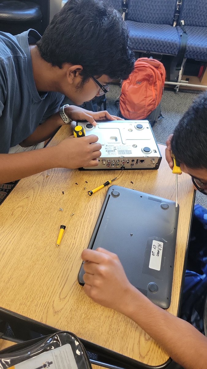 MrsRobertsGT's tweet photo. I love Makerspace days! So many hands-on experiences happening.

From the sound of the conversations, some of these are already planed to be long-term endeavors. I'll keep you updated! https://t.co/seDloKRPcQ